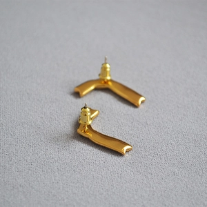 Detailed view of 18K gold plated ribbon bow earrings with 925 silver needles and backs