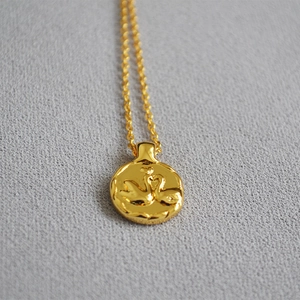 Vintage Copper Round Coin Pendant Necklace For Women Animal Relief Swan Owl Bee Pattern Niche Elegant Daily Accessory Gift