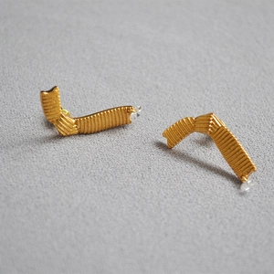 Elegant 18K gold bow-shaped ribbon earrings with textured finish and zircon accents