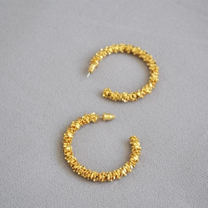 Boucles d'Oreilles Créoles Irrégulières en Forme de C pour Femmes Plaquées Or Laiton Texturé Avec Tige en Argent Sterling 925