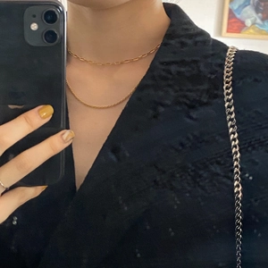 Ensemble chic de colliers superposés en or avec chaîne trombone et cordelette torsadée