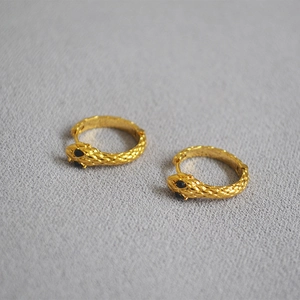 Vintage Individual Snake Hoop Earrings Minimalist Gold Snake Shaped Brass Rhinestone Eye Earrings Fashion Jewelry Gift