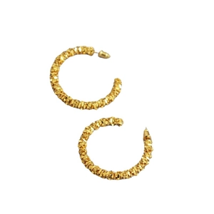 Boucles d'oreilles créoles C dorées irrégulières avec texture et tige en argent 925