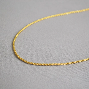 Élégante chaîne corde plaquée or 18 carats avec un travail délicat de métal torsadé