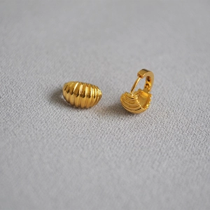 French Elegant Brass 18K Gold Plated Croissant Hoop Earrings Ribbed Texture Minimalist Small Chic Women Fashion Jewelry