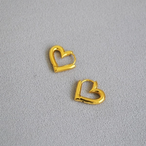Boucles d'oreilles créoles cœur évidé en laiton doré avec une finition polie miroir