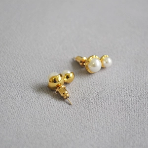 Elegant 925 silver needle double pearl peanut studs with gold metal base on grey surface