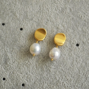 Baroque freshwater pearl earrings with matte gold plating and irregular metal design