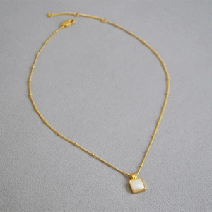 Collier vintage en laiton doré avec pendentif carré en nacre blanche pour femmes