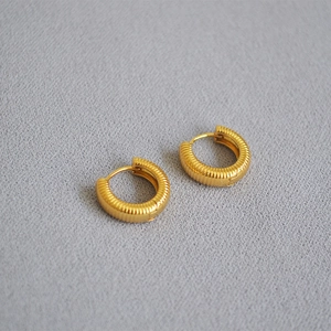 French Design Brass Gold Plated Ribbed Hoop Earrings Minimalist Textured Huggie Earrings For Women Elegant Jewelry Gift
