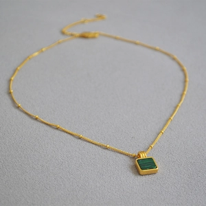 Collier chaîne satellite dorée avec pendentif carré en malachite style vintage