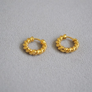 Boucles d'oreilles créoles torsadées plaquées or avec design élégant en spirale
