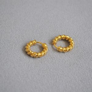 Boucles d'oreilles créoles torsadées en laiton plaqué or au design minimaliste