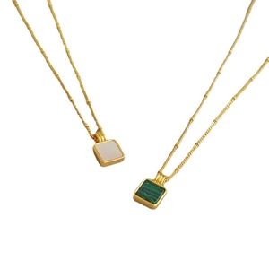 Colliers vintage à pendentif carré doré avec malachite et nacre sur une chaîne à petites perles
