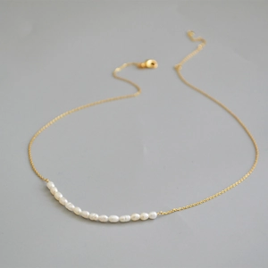 Collier minimaliste en chaîne dorée avec perles de riz d'eau douce et fermoir mousqueton