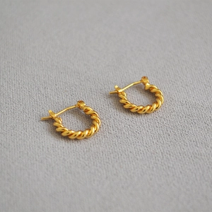 Élégantes boucles d'oreilles créoles torsadées dorées au design minimaliste en forme de C