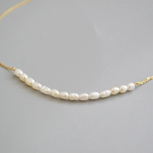 Collier minimaliste en perles d'eau douce avec fine chaîne dorée et pendentif en perles