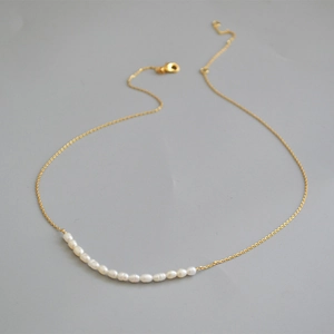 Collier en Perles de Riz d'Eau Douce en Cuivre Plaqué Or 18K pour Femmes Élégant Arc Souriant Chaîne de Clavicule Bijoux Quotidiens