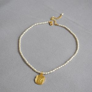 French Retro Roman Relief Portrait Square Coin Pendant Necklace Freshwater Rice Artificial Pearl Elegant 18K Gold Plated Copper Necklace Women Jewelry