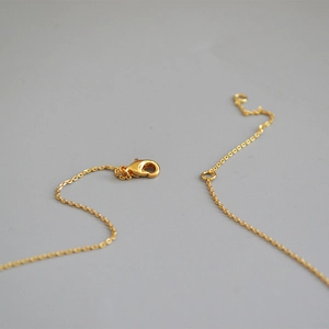 Collier chaîne dorée minimaliste pour femme avec fermoir mousqueton de sécurité