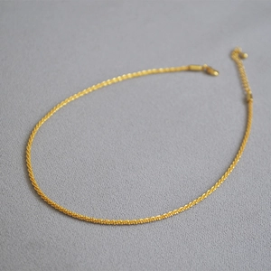 Detail of 18k gold plated choker showing the rope chain and lobster clasp closure