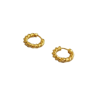 Boucles d'oreilles créoles torsadées en laiton plaqué or avec un design poli pour femme