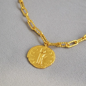 Collana vintage in oro con pendente a rilievo romano e catena a maglie testurizzate