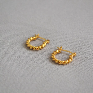 Boucles d'oreilles créoles torsadées dorées élégantes pour femmes au design épuré