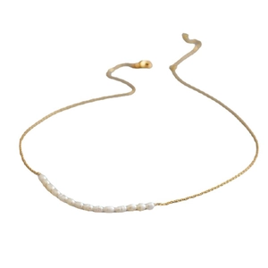 Collier en chaîne dorée minimaliste avec perles de riz d'eau douce sur fond blanc pur