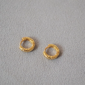 Hammered texture gold hoop earrings for women with minimalist vintage chunky metal design
