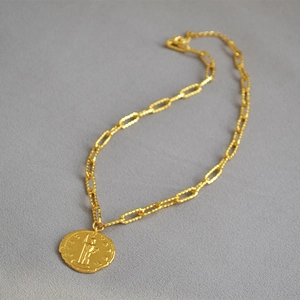 Collana con pendente a moneta d'oro vintage con rilievo romano e finitura in metallo
