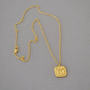 Collier en laiton doré à l'or fin avec pendentif carré à double face en relief d'ange