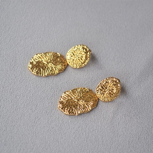Artistic gold double disc earrings with engraved radial texture and 925 silver needles