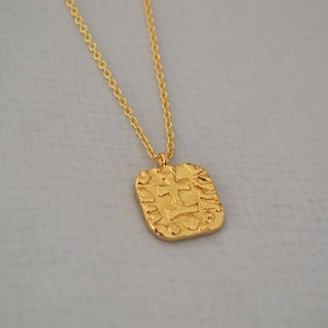 Collier vintage avec pendentif carré à relief d'ange recto-verso en laiton plaqué or