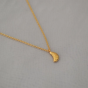 Collier Pendentif Croissant en Cuivre Plaqué Or Minimaliste Français pour Femmes Bijoux de Chaîne de Clavicule Réglable Forme de Pain Rétro