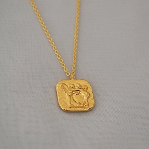 Collier Pendentif Pièce de Monnaie en Relief Ange Laiton Plaqué Or Vintage pour Femmes Médaille Carrée Double Face Bijoux