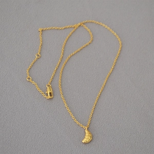 Collier à pendentif croissant doré élégant avec chaîne fine et fermoir mousqueton réglable
