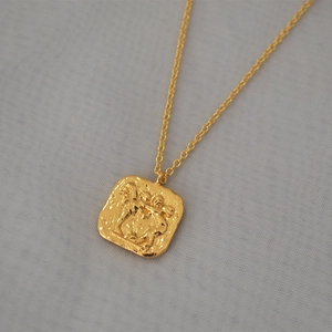 Collier médaille carrée avec ange en relief et placage or sur chaîne minimaliste