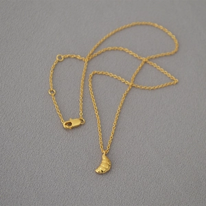 Collier élégant avec pendentif croissant doré et texture rayée sur une chaîne réglable