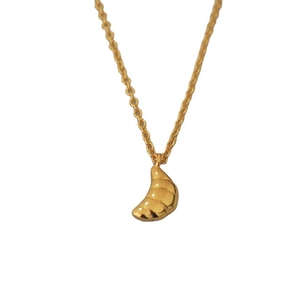 Collier avec pendentif croissant doré minimaliste et chaîne délicate pour femme sur blanc