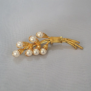 Vintage golden pearl floral cluster brooch with irregular textured branch design