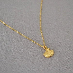 Vintage 18K Gold Plated Brass Ginkgo Leaf Pendant Necklace For Women Minimalist Plant Pattern Clavicle Chain Jewelry Gift