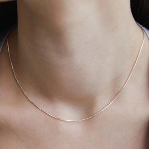 Dettaglio della collana a catena serpente in argento minimalista con finitura lucida