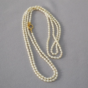 Collier élégant en perles d'eau douce françaises avec fermoir à bascule OT doré sur tissu