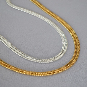 Detailansicht der geflochtenen Schlangenkette Choker in poliertem Gold und Silber