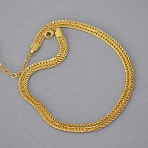 Makroansicht der gewebten Gold-Schlangenkette mit Karabinerverschluss und Verlängerung