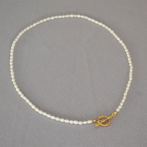 Vue détaillée des perles d'eau douce en forme de riz avec fermoir OT doré vintage au collier