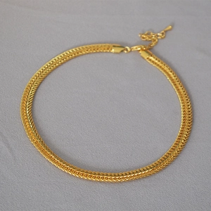 Schicke gewebte goldene Halskette mit strukturierter Schlangenkette und Karabinerverschluss