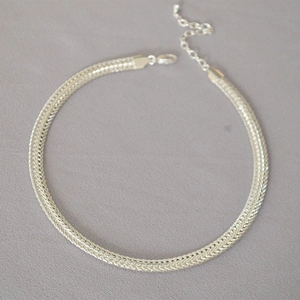 Detailansicht der silbernen Schlangenkette aus Netzgewebe mit Karabinerverschluss und Kette