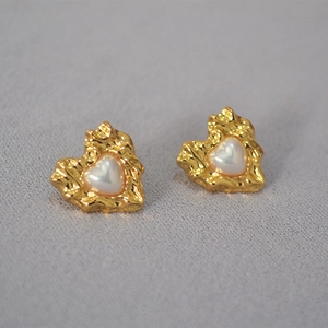 Vintage heart earrings in hammered gold with iridescent shell inlay for women